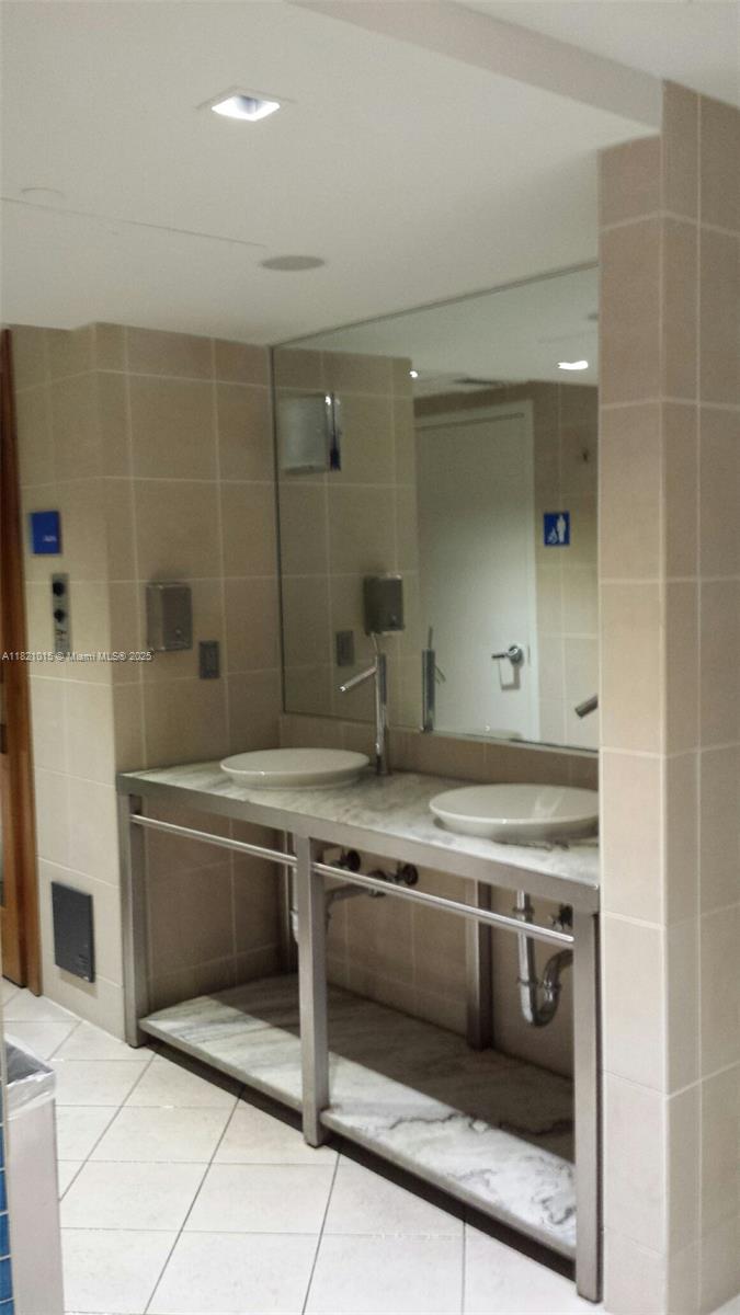 325 S Biscayne Blvd #3120, Miami FL 33131