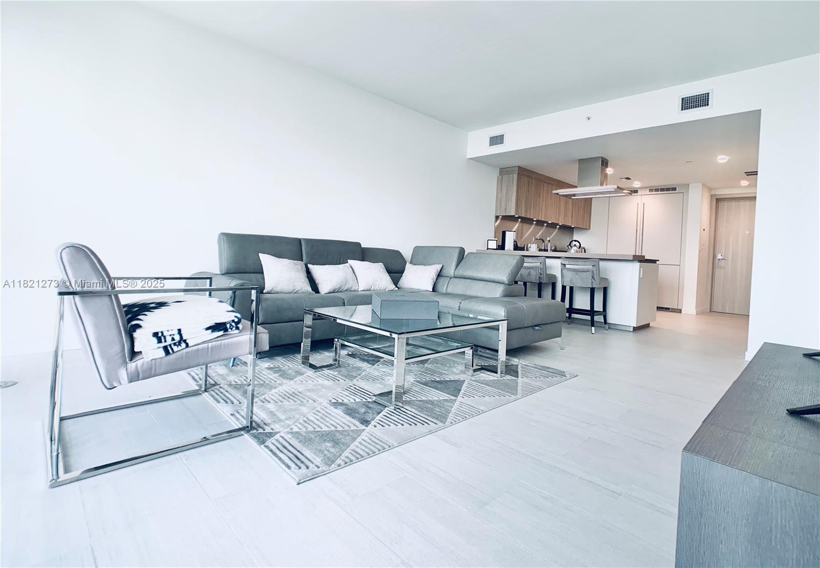 1000 Brickell Plz #4504, Miami FL 33131