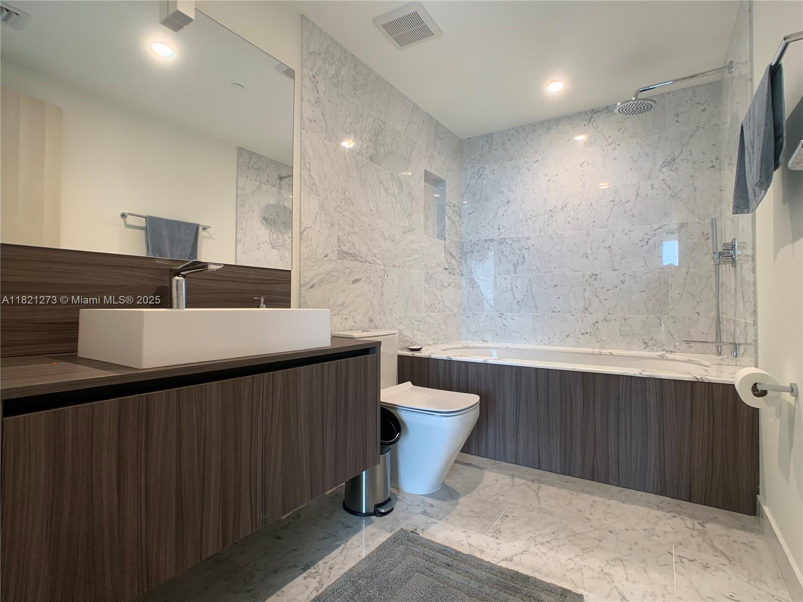 1000 Brickell Plz #4504, Miami FL 33131