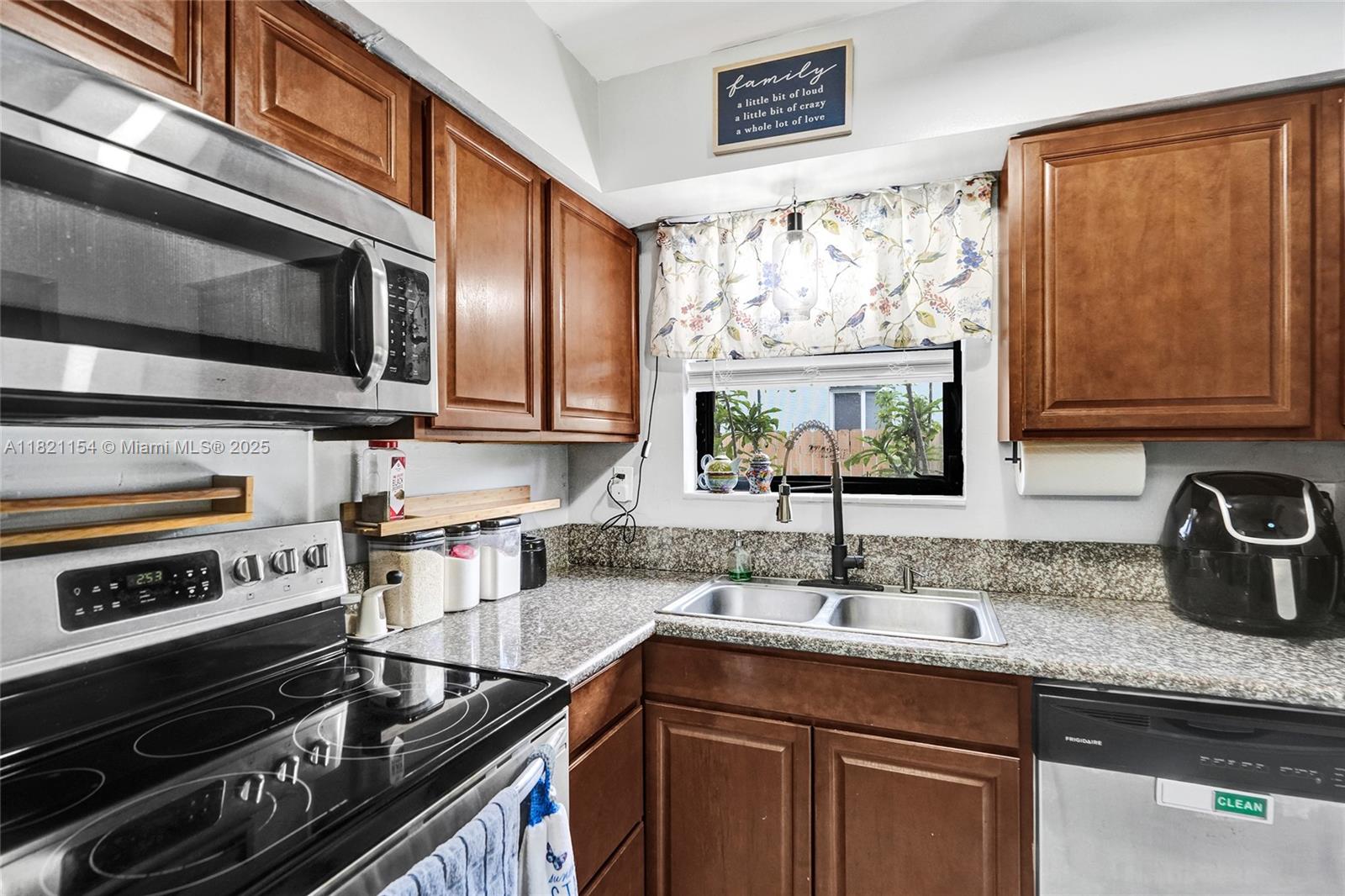 2041 Arcadia Dr, Miramar, Florida image 15