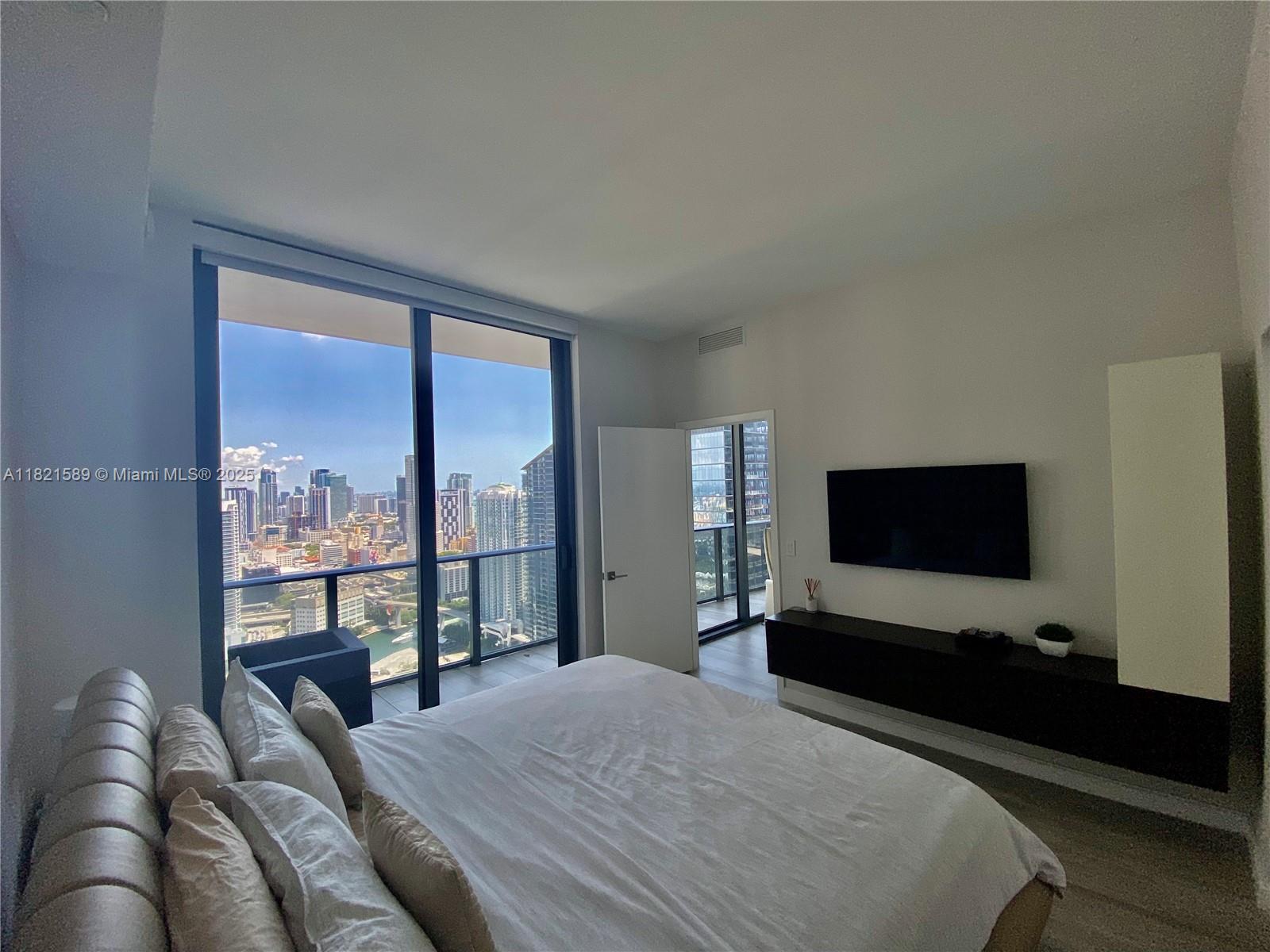 55 SW 9th St #4201, Miami FL 33130