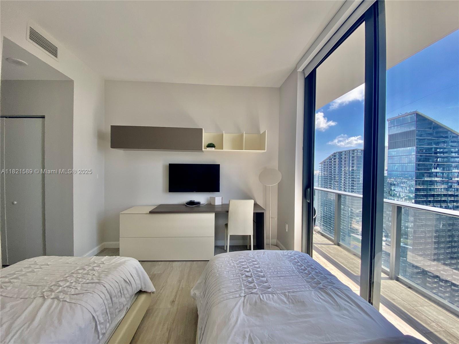 55 SW 9th St #4201, Miami FL 33130