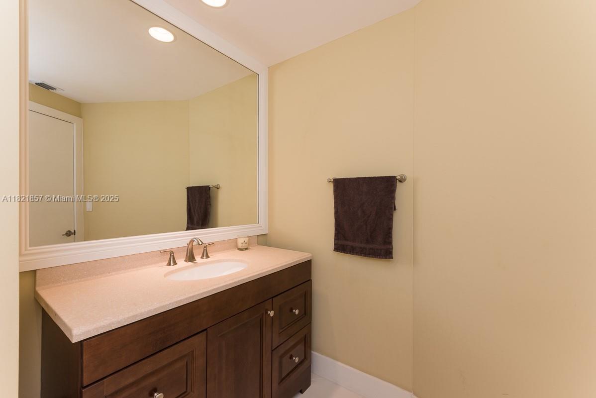 300 S Pointe Dr #1602, Miami Beach FL 33139