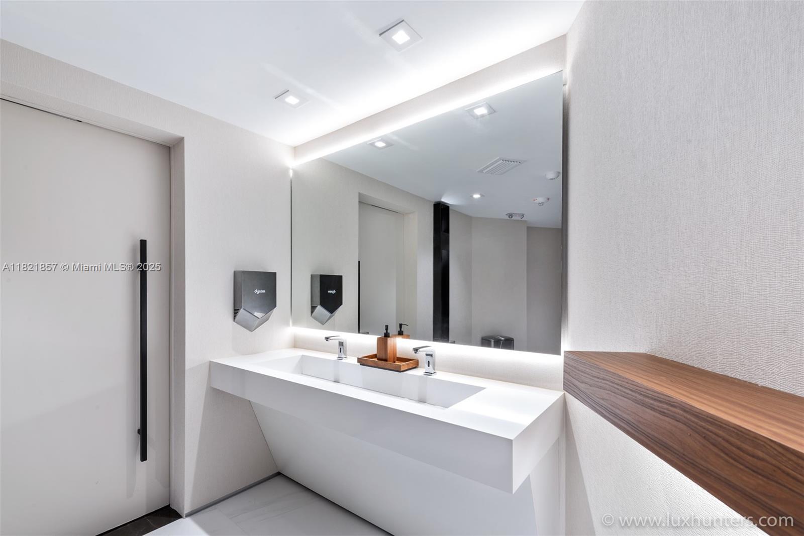 300 S Pointe Dr #1602, Miami Beach FL 33139