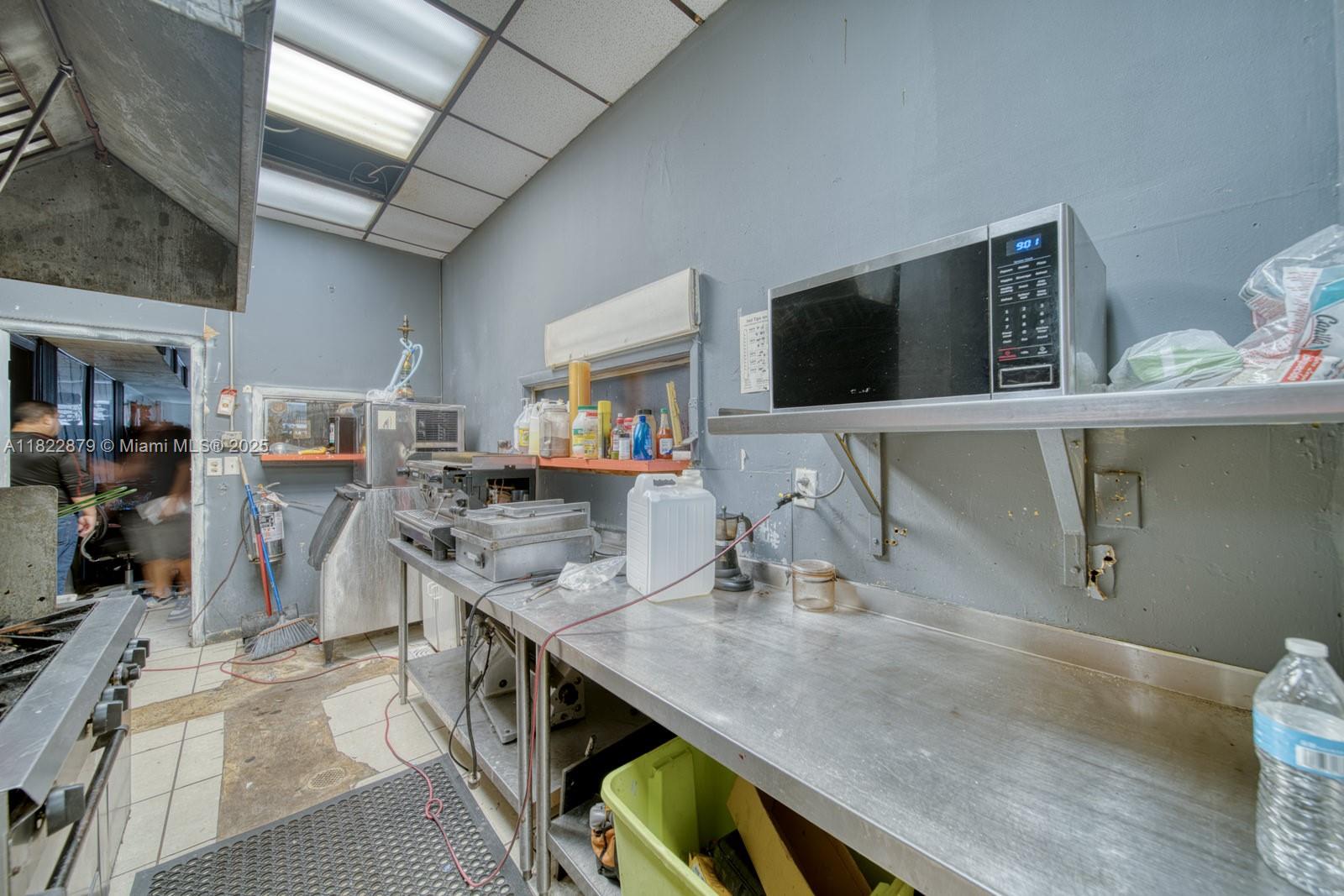 Industrial Warehouse Kitchen & Cafeteria For Sale  In Hialeah