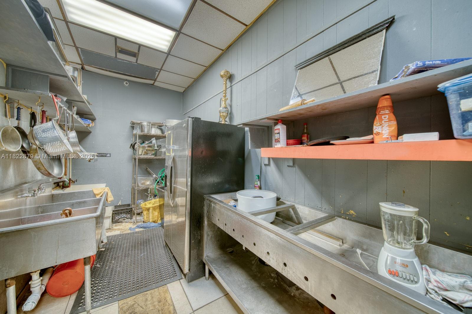 Industrial Warehouse Kitchen & Cafeteria For Sale  In Hialeah