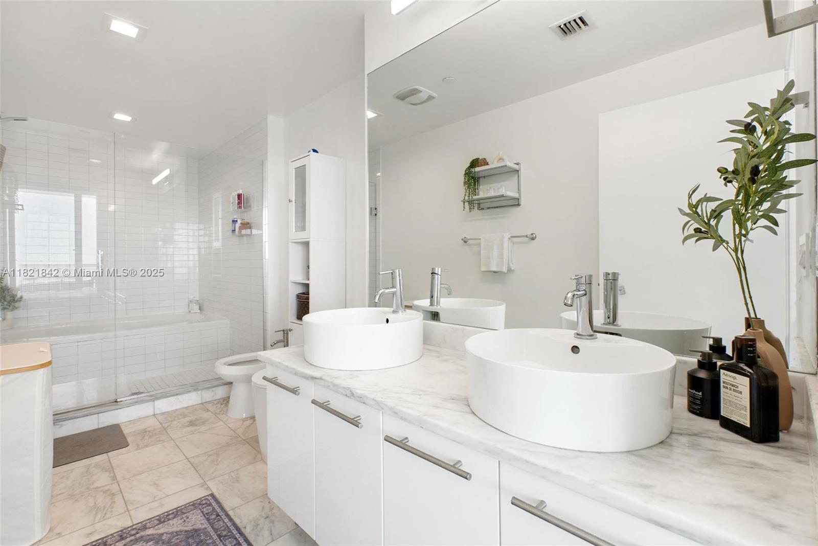 888 Biscayne Blvd #2510, Miami FL 33132