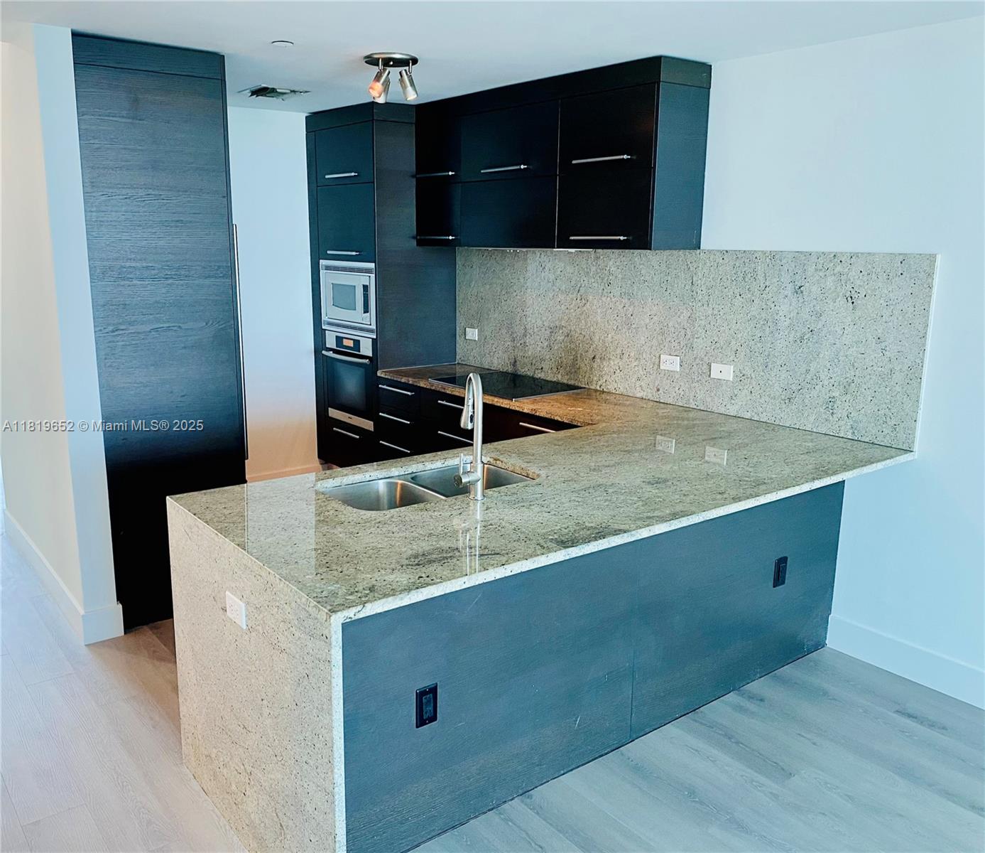 900 Biscayne Blvd #2609, Miami FL 33132