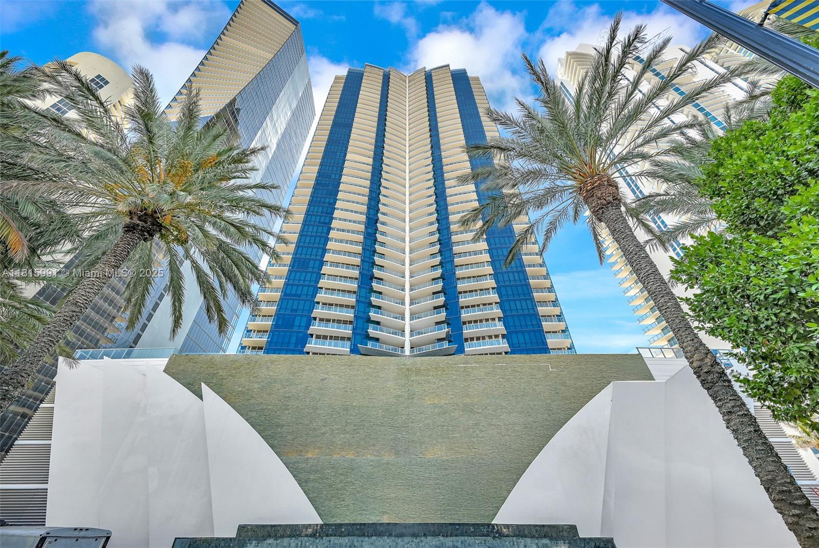 Apartamento à Venda em Sunny Isles Beach, FL