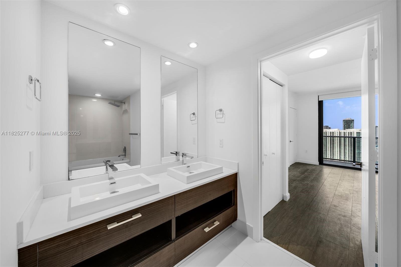 45 SW 9th St #4009, Miami FL 33130