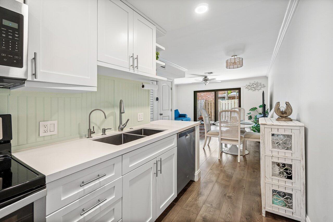 Image to showcase the property located at 421 N Cypress Drive 15
