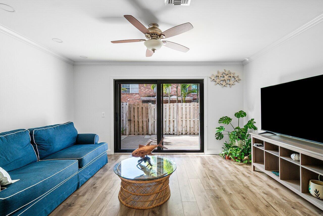 Image to showcase the property located at 421 N Cypress Drive 15