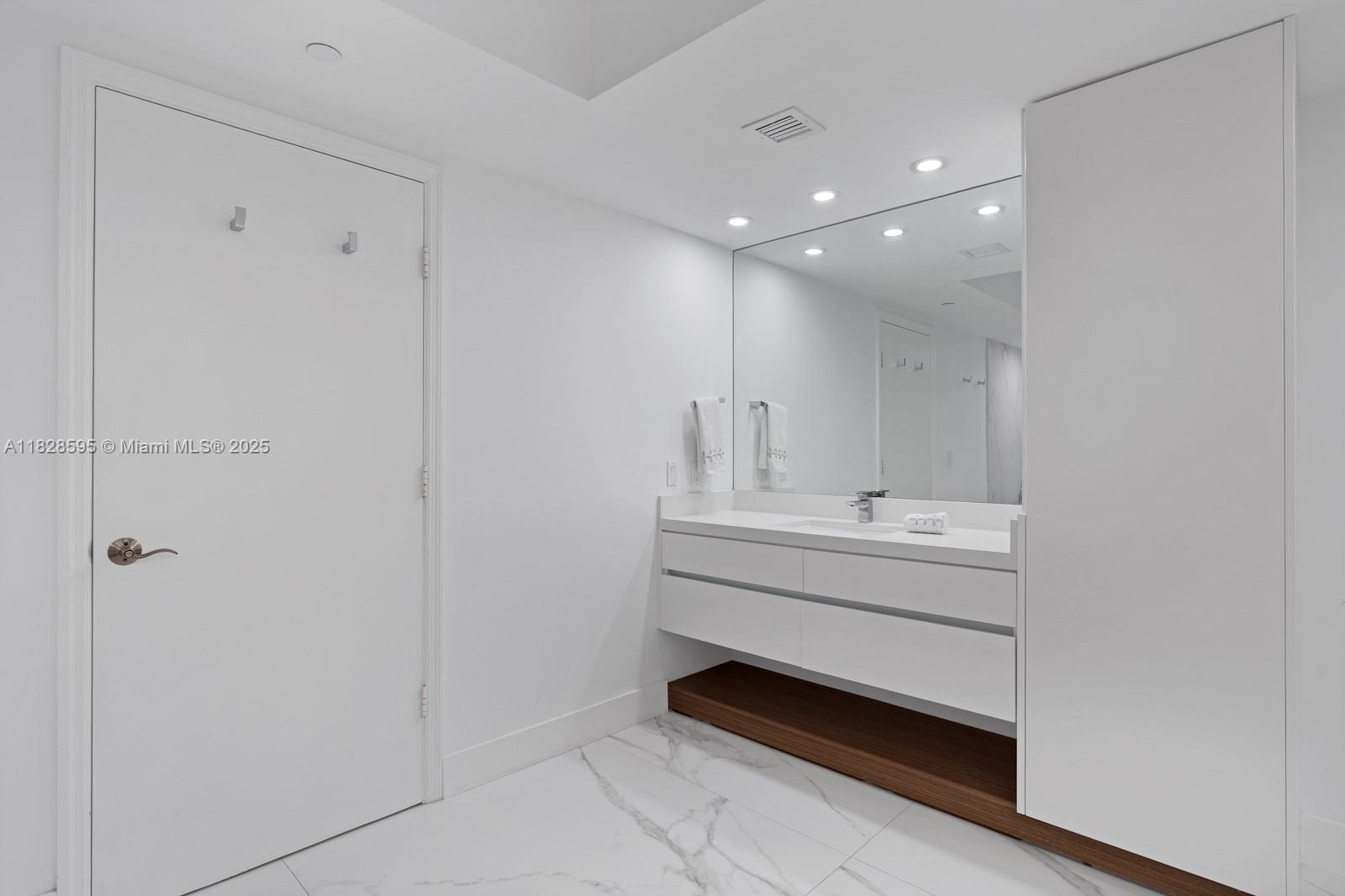 3301 NE 183rd St #1803, Aventura FL 33160