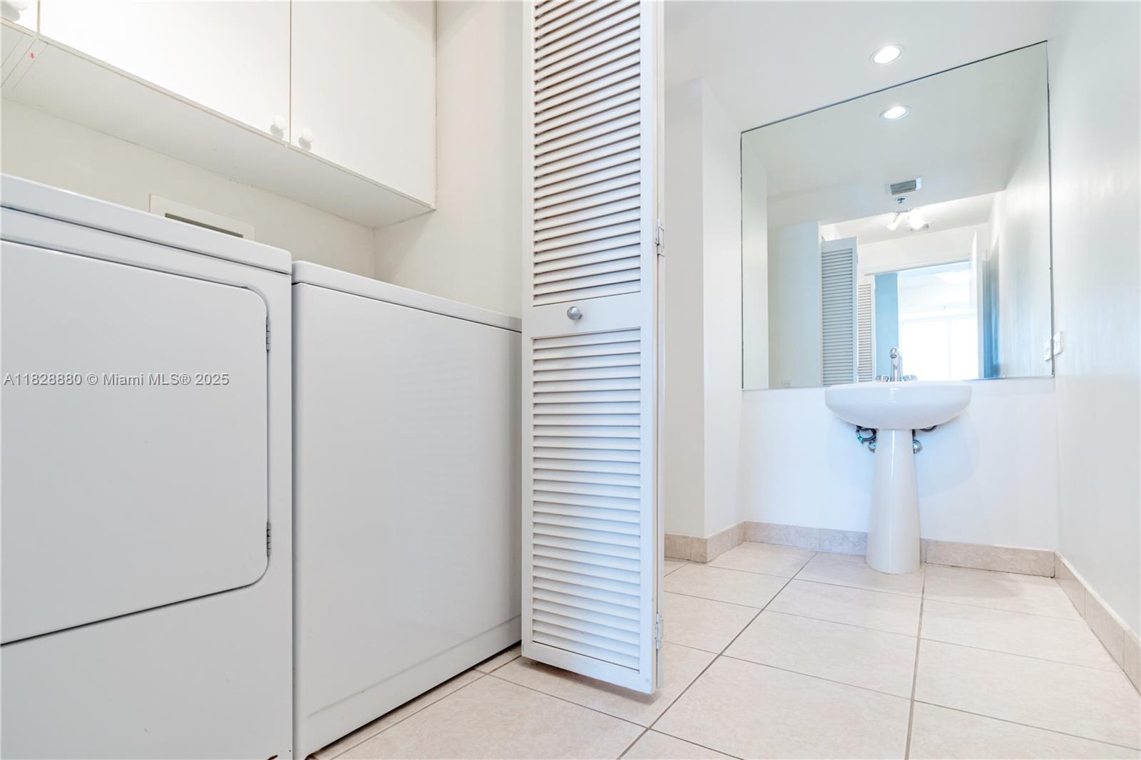 808 Brickell Key Dr #3005, Miami FL 33131