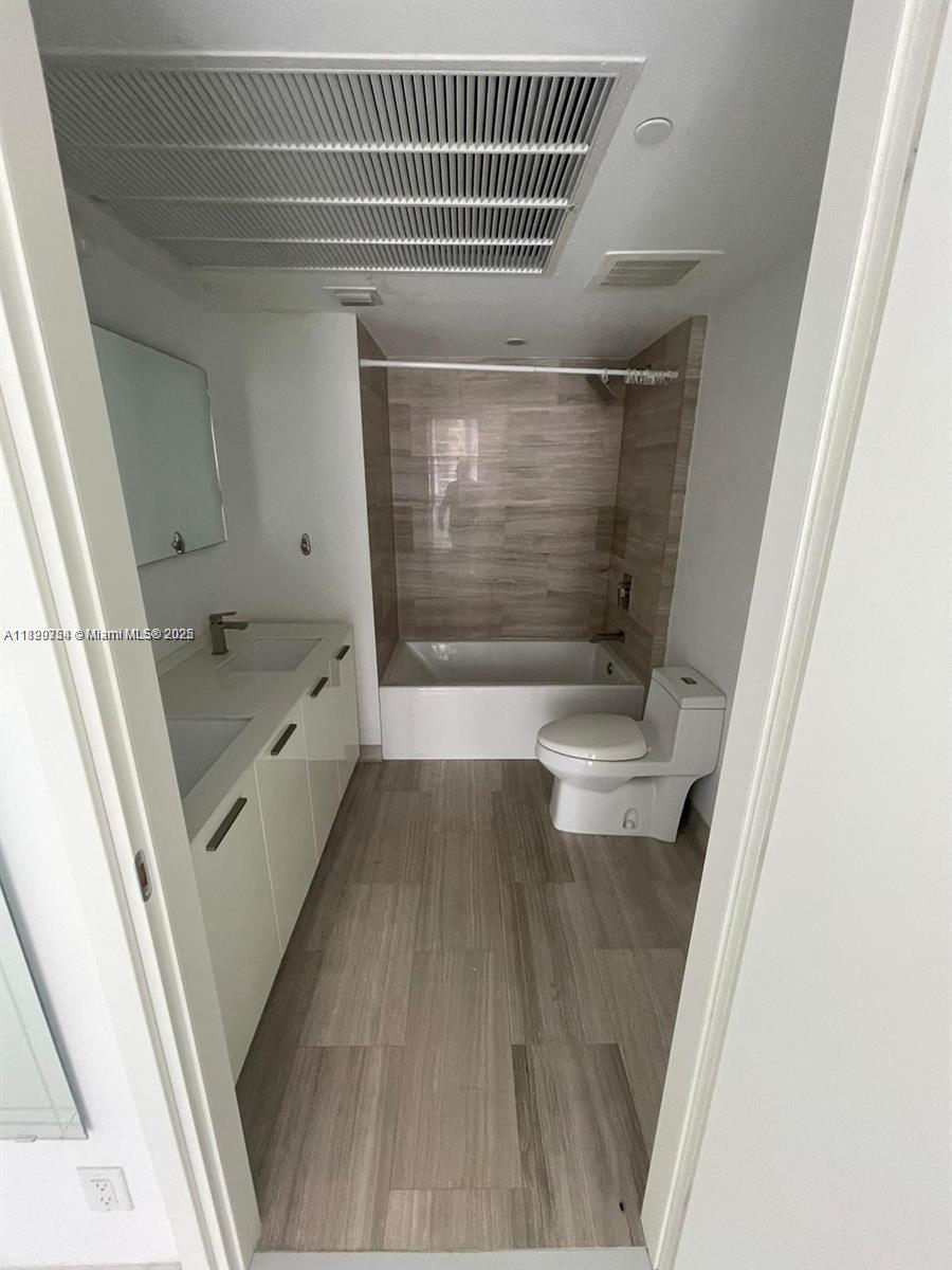 1300 Brickell Bay Dr #1611, Miami FL 33131
