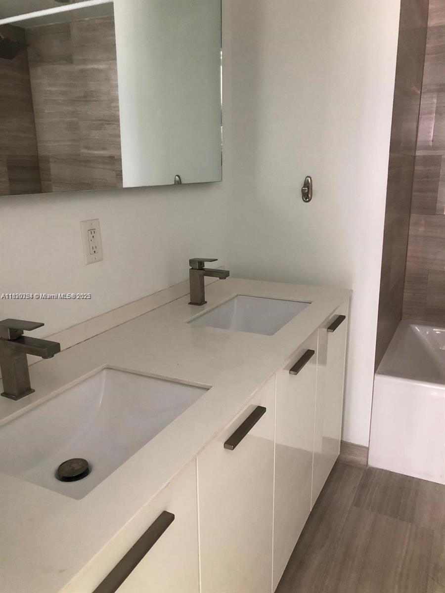 1300 Brickell Bay Dr #1611, Miami FL 33131