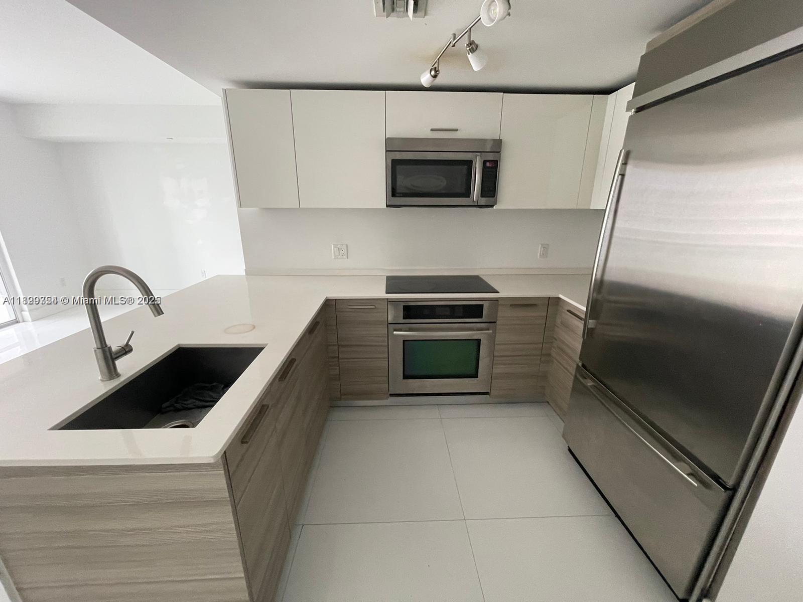 1300 Brickell Bay Dr #1611, Miami FL 33131