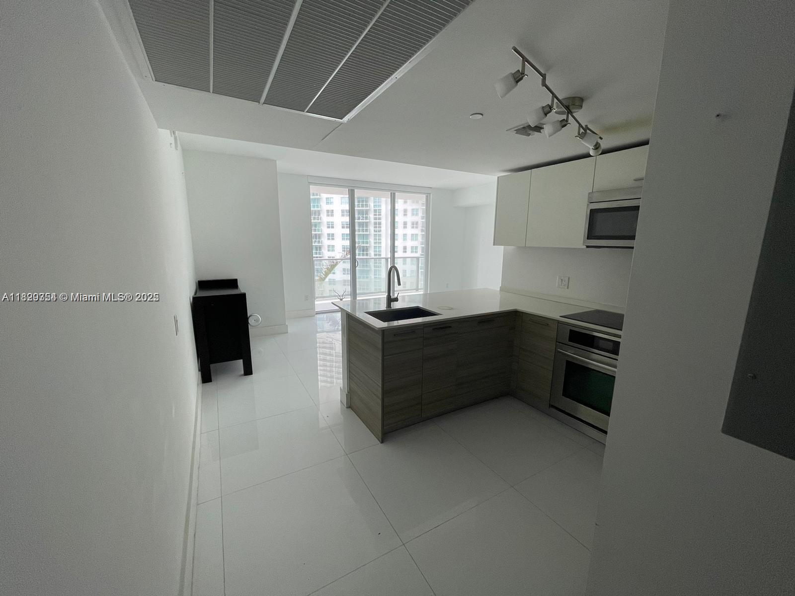 1300 Brickell Bay Dr #1611, Miami FL 33131