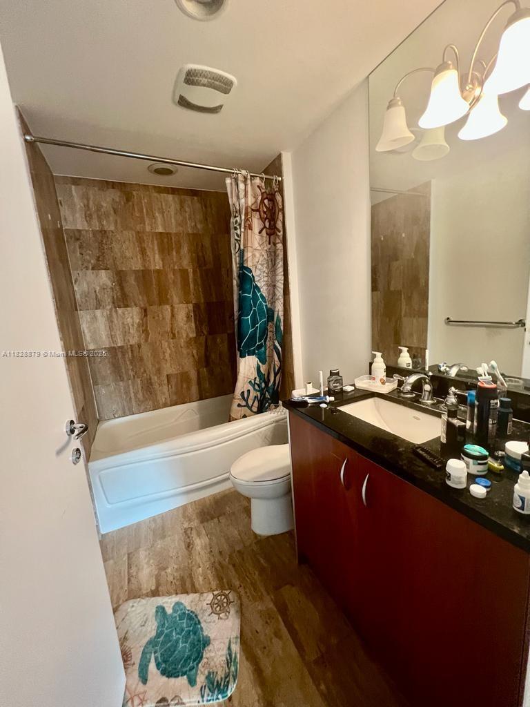 300 S Biscayne Blvd #T-3201, Miami FL 33131