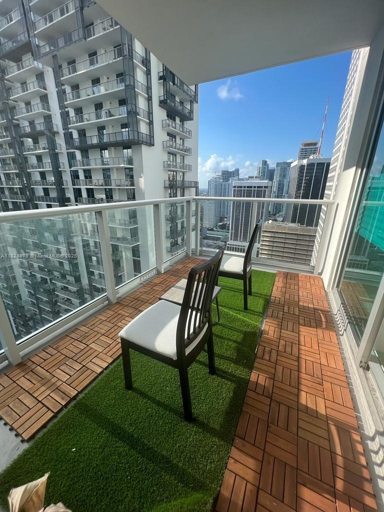 300 S Biscayne Blvd #T-3201, Miami FL 33131