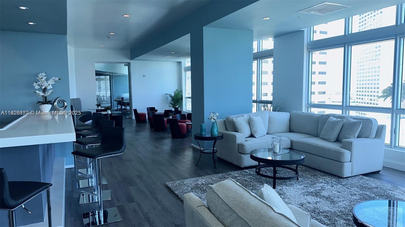 300 S Biscayne Blvd #T-3201, Miami FL 33131