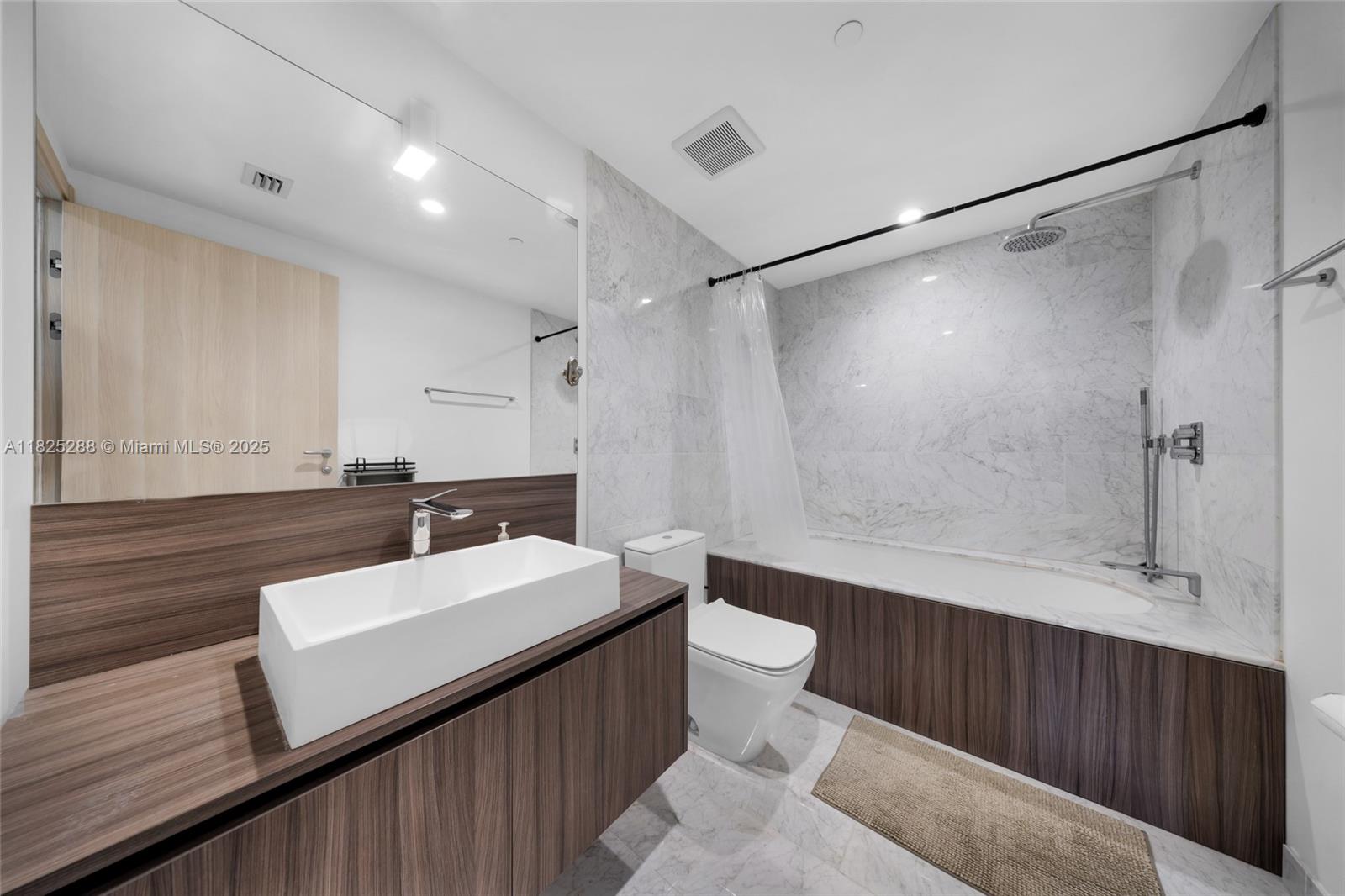 1000 Brickell Plaza #4704, Miami FL 33131