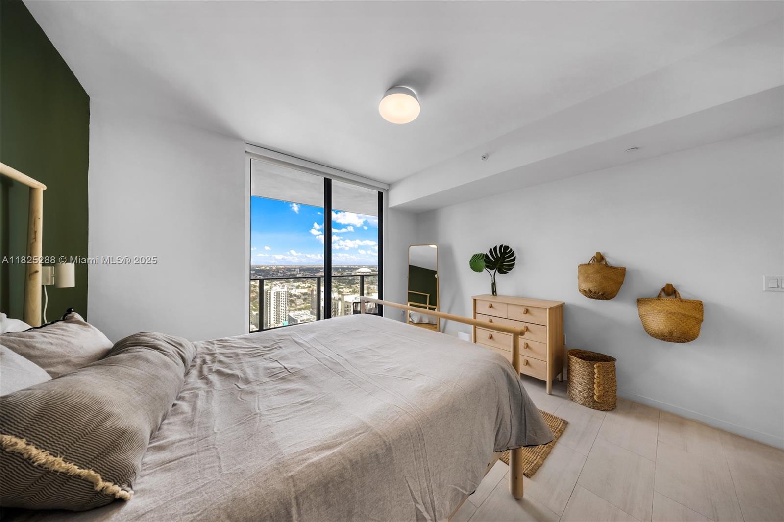 1000 Brickell Plaza #4704, Miami FL 33131