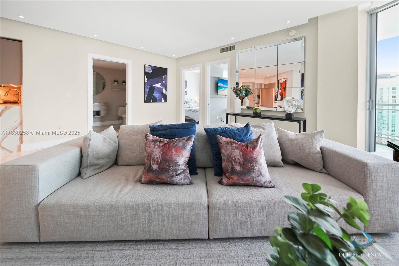 350 S Miami Ave #3902, Miami FL 33130
