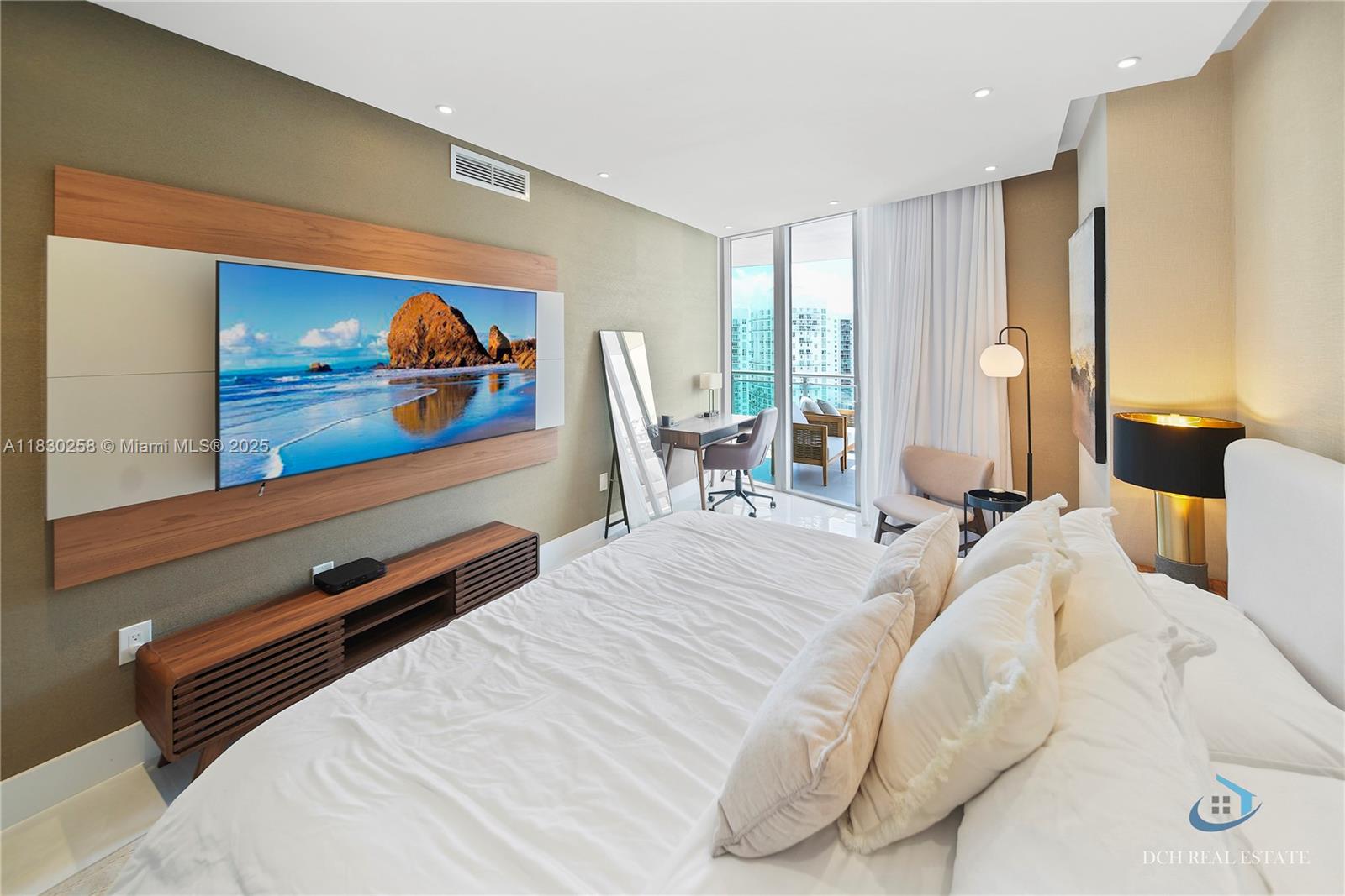 350 S Miami Ave #3902, Miami FL 33130
