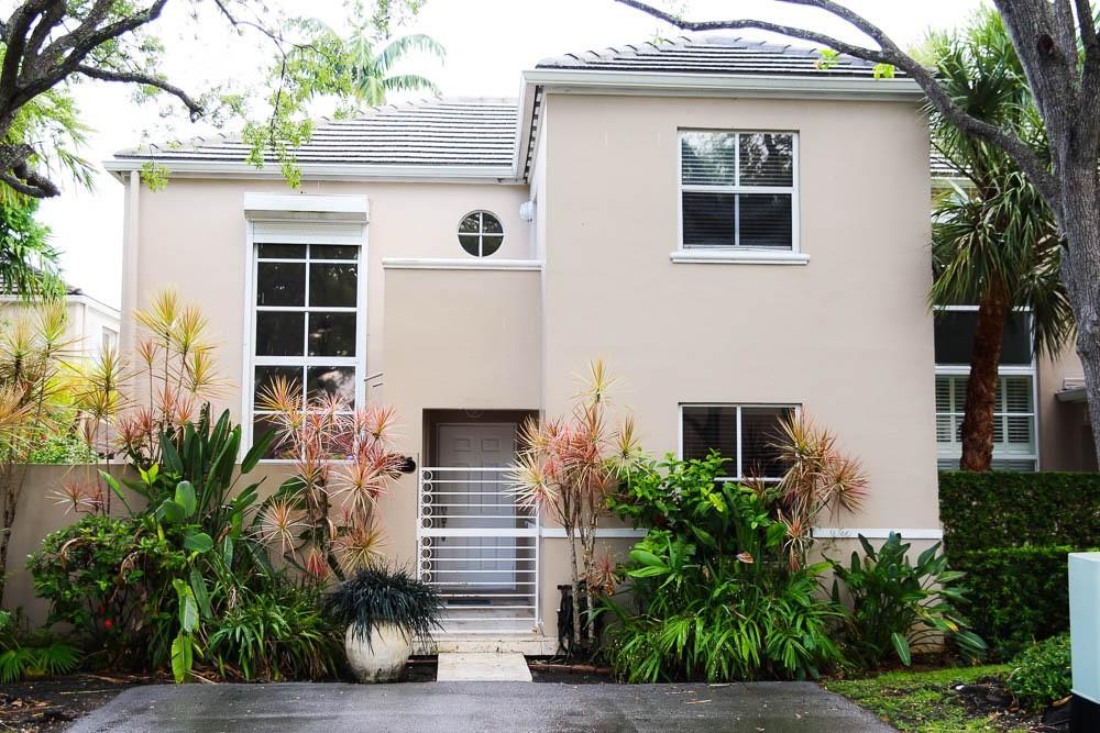 Sought after BRIDGEPOINT!!! Rarely available!!! A 3 bedroom/3 baths, 2-story corner unit townhome with 1 bedroom/1 full bath downstairs - along with expansive living/dining/eat-in kitchen. High ceilings. Upstairs is the spacious master bedroom and bath with tub and shower and opposite side is another bedroom with full bath. Patio backs to the lake - 2 parking spaces in front of the unit - guests parking close by -Swimming pool,
gym, tennis courts, gated community with 24-hr security guard. New roof and AC