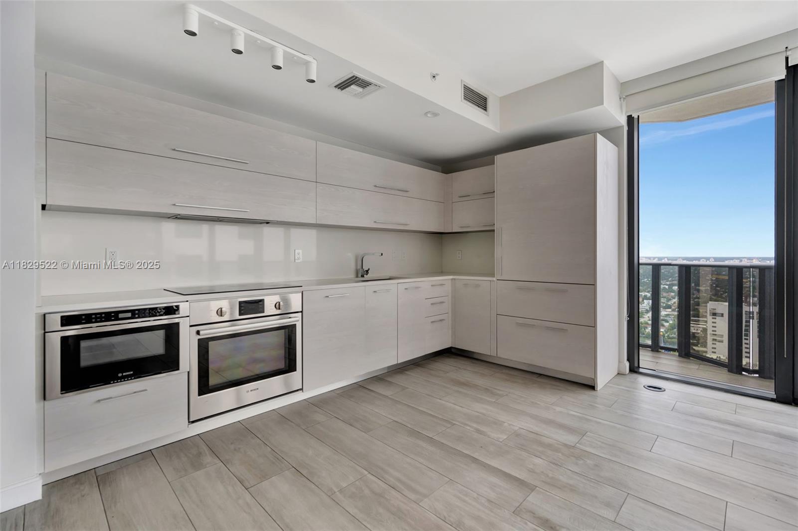 55 SW 9th St #3908, Miami FL 33130