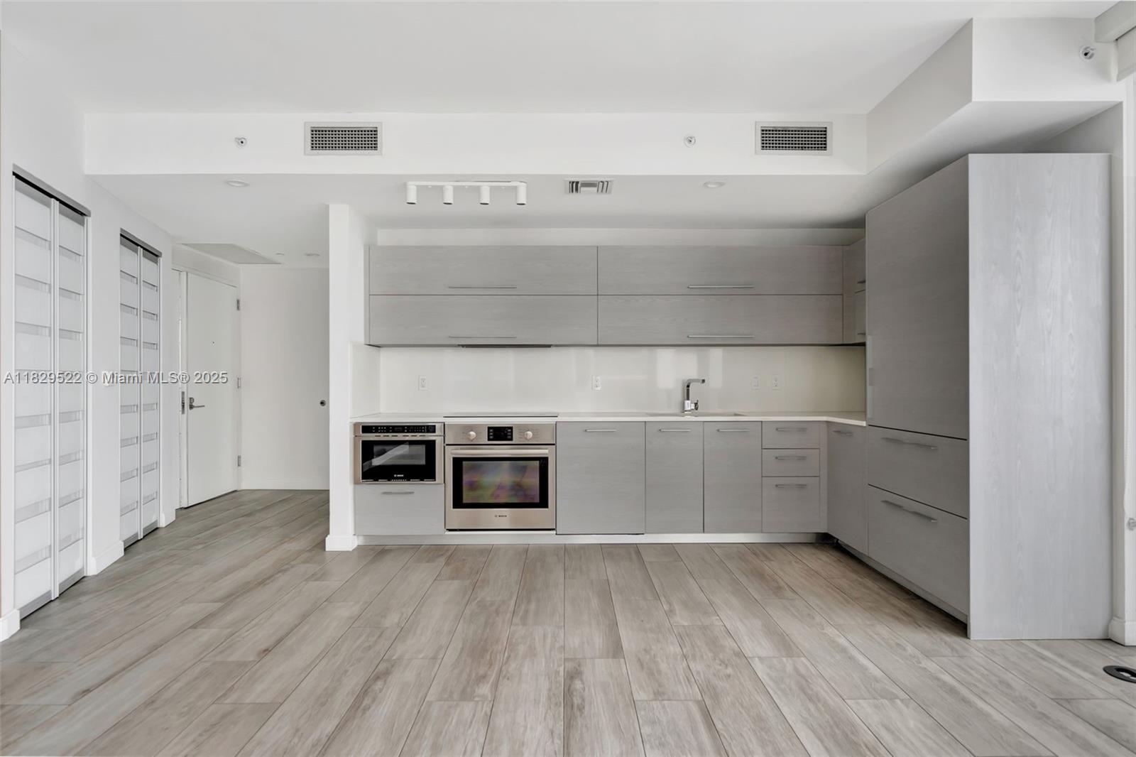 55 SW 9th St #3908, Miami FL 33130