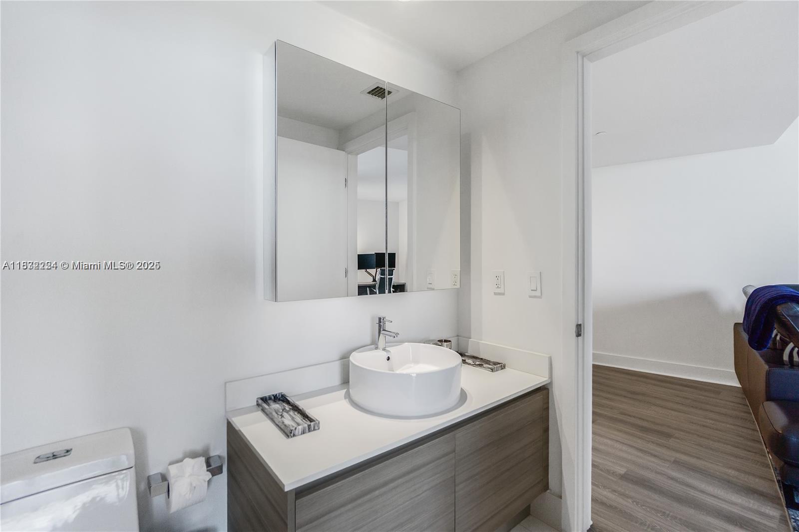 121 NE 34th St #1614, Miami FL 33137