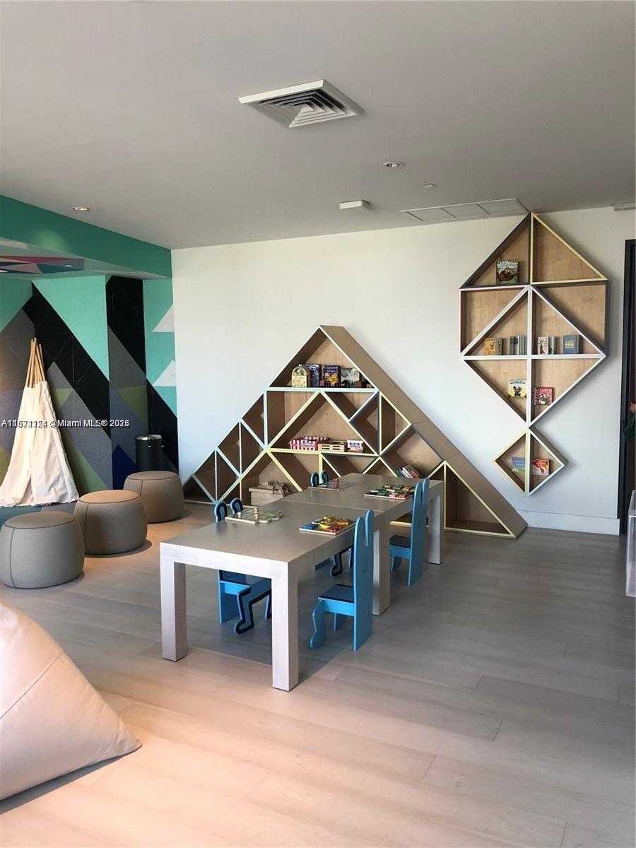 121 NE 34th St #1614, Miami FL 33137