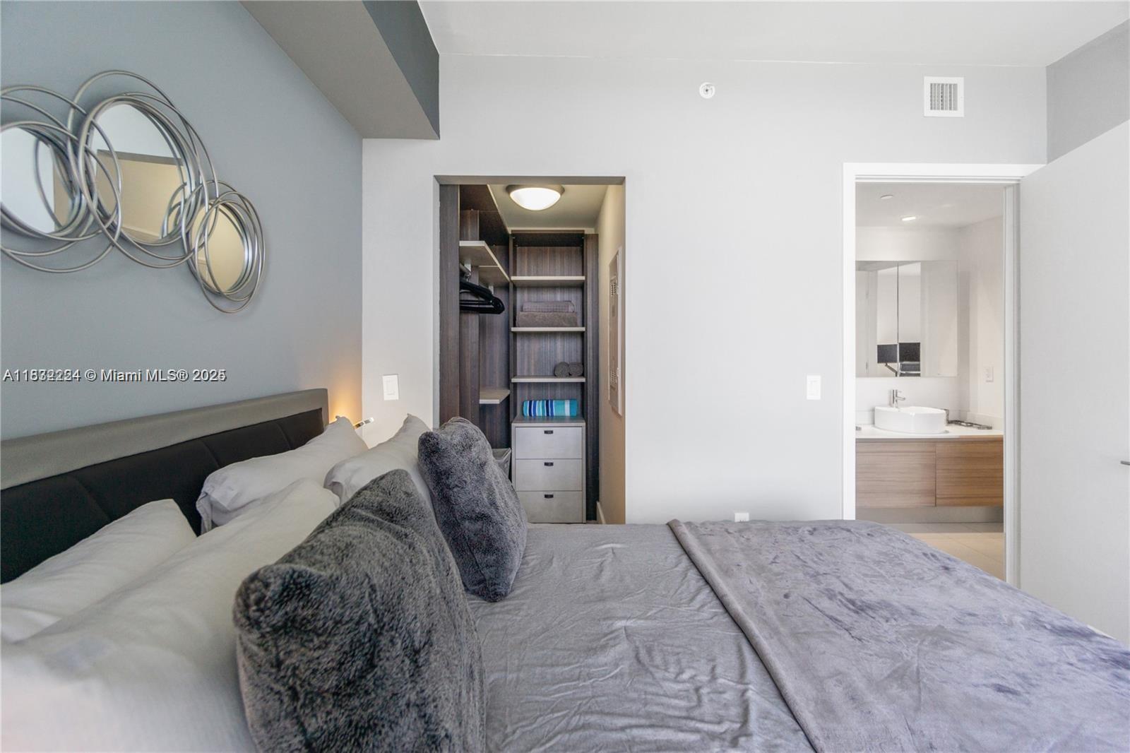 121 NE 34th St #1614, Miami FL 33137