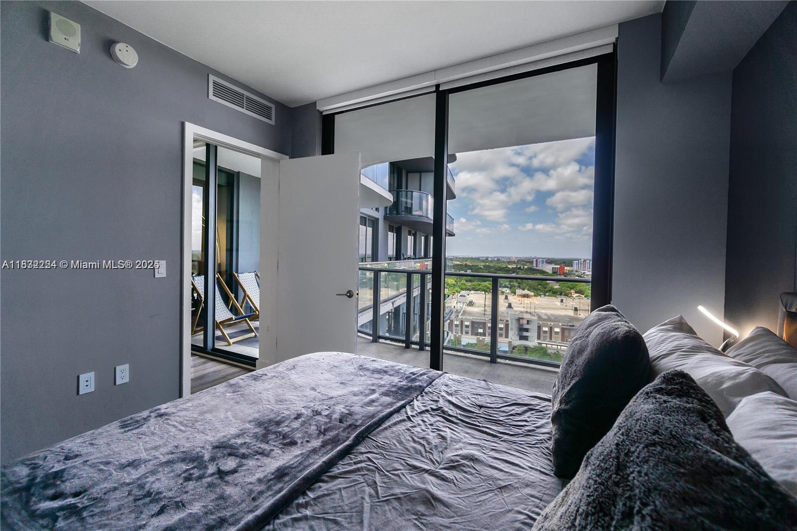 121 NE 34th St #1614, Miami FL 33137