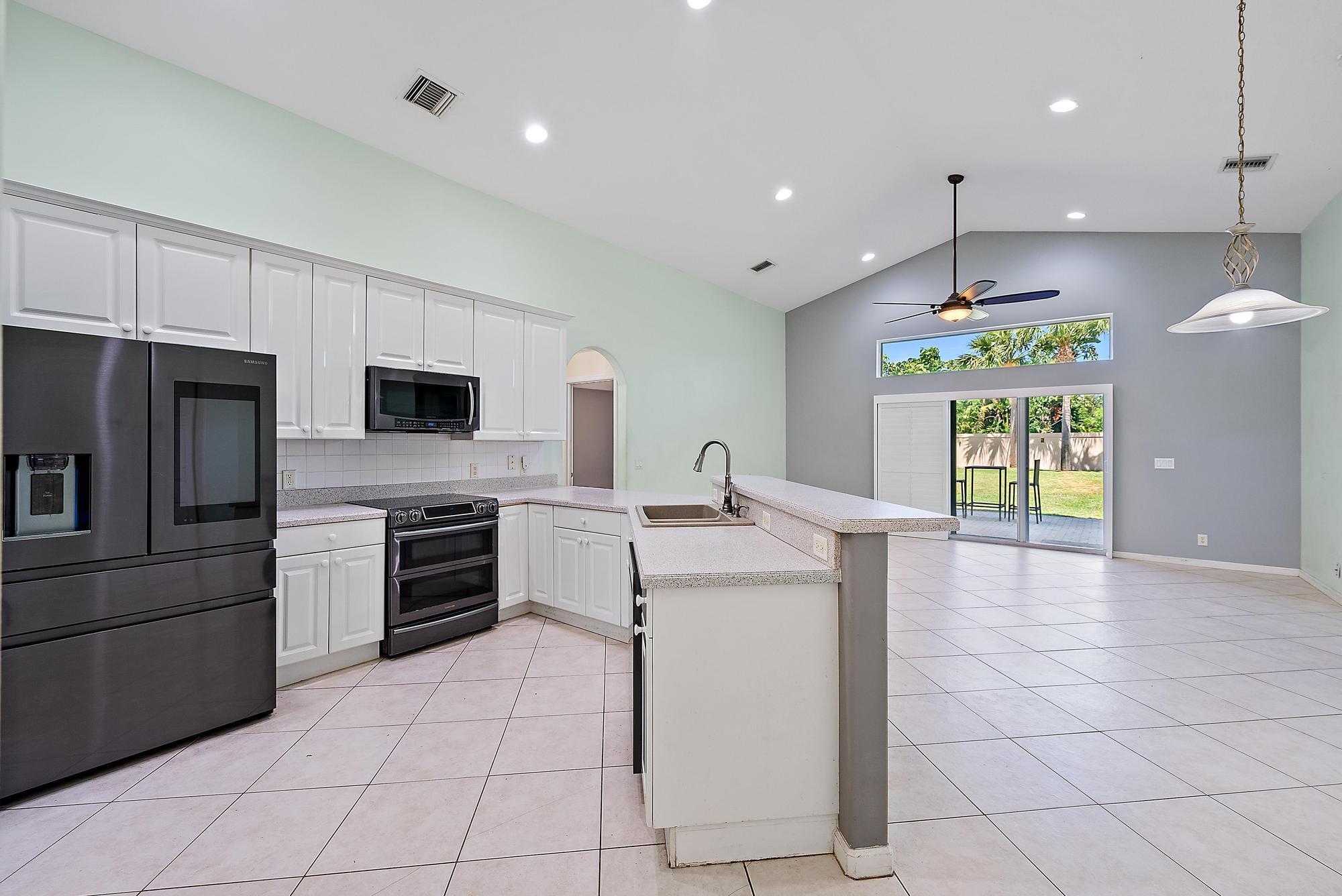Image to showcase the property located at 500 N Cypress Drive