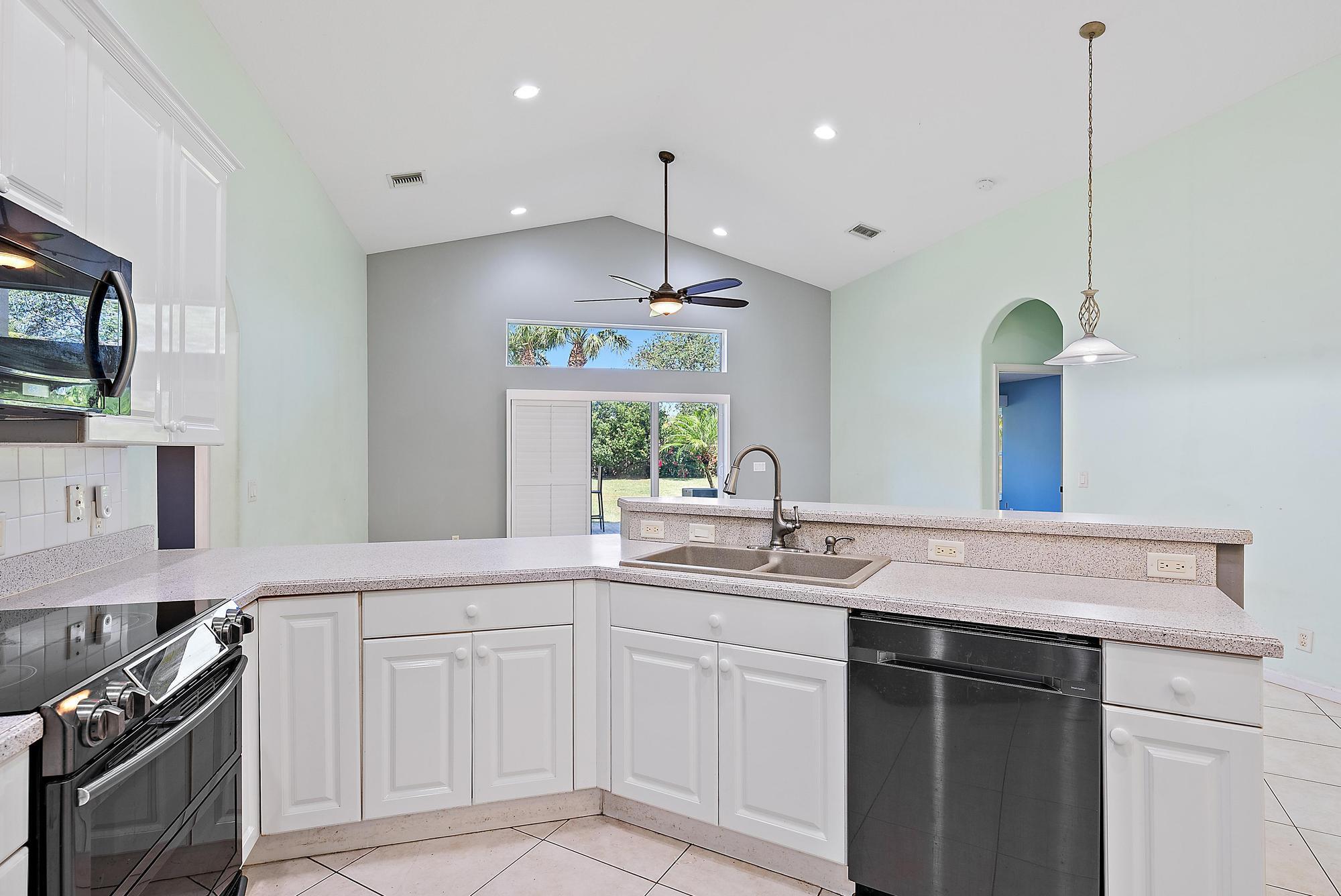Image to showcase the property located at 500 N Cypress Drive