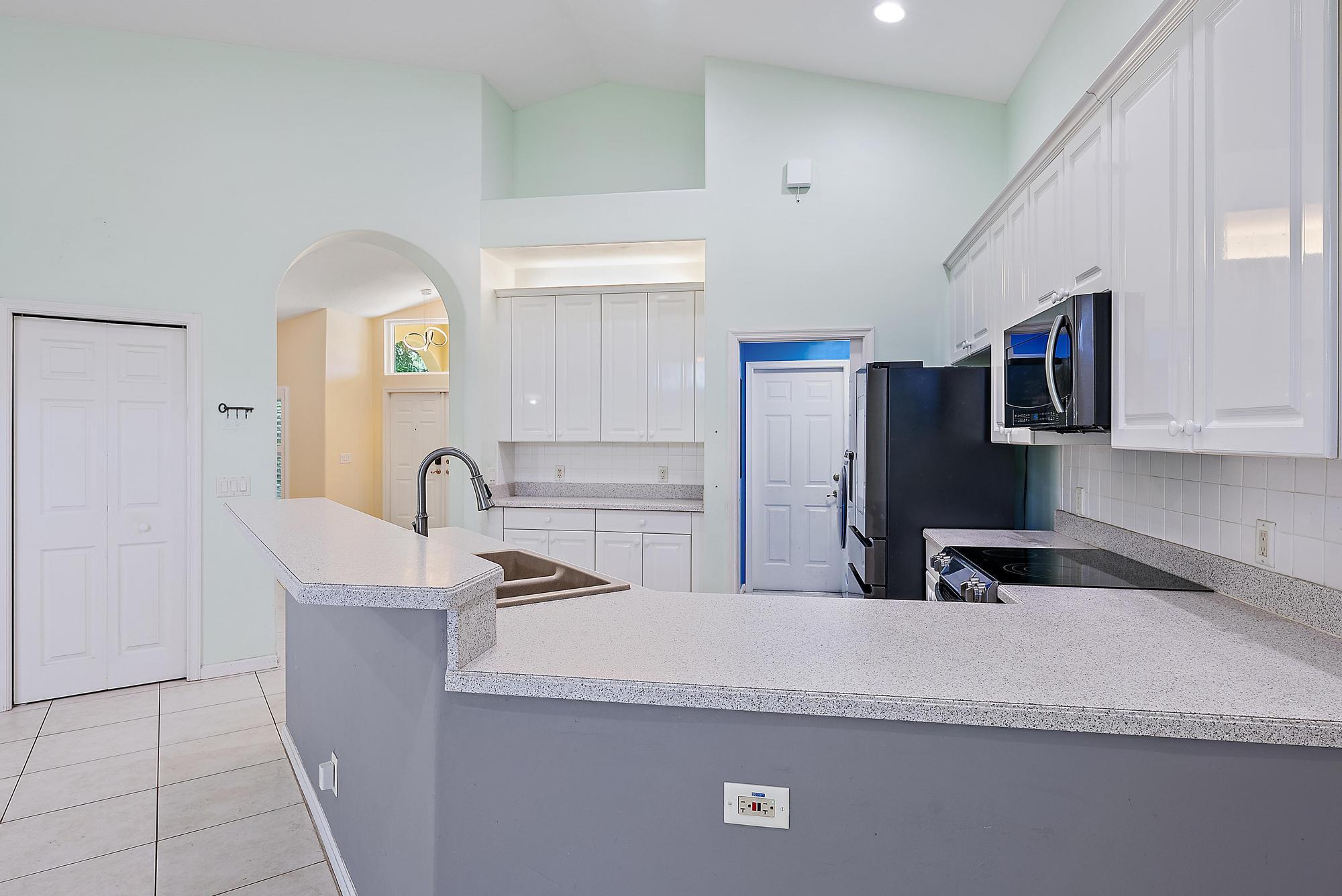 Image to showcase the property located at 500 N Cypress Drive