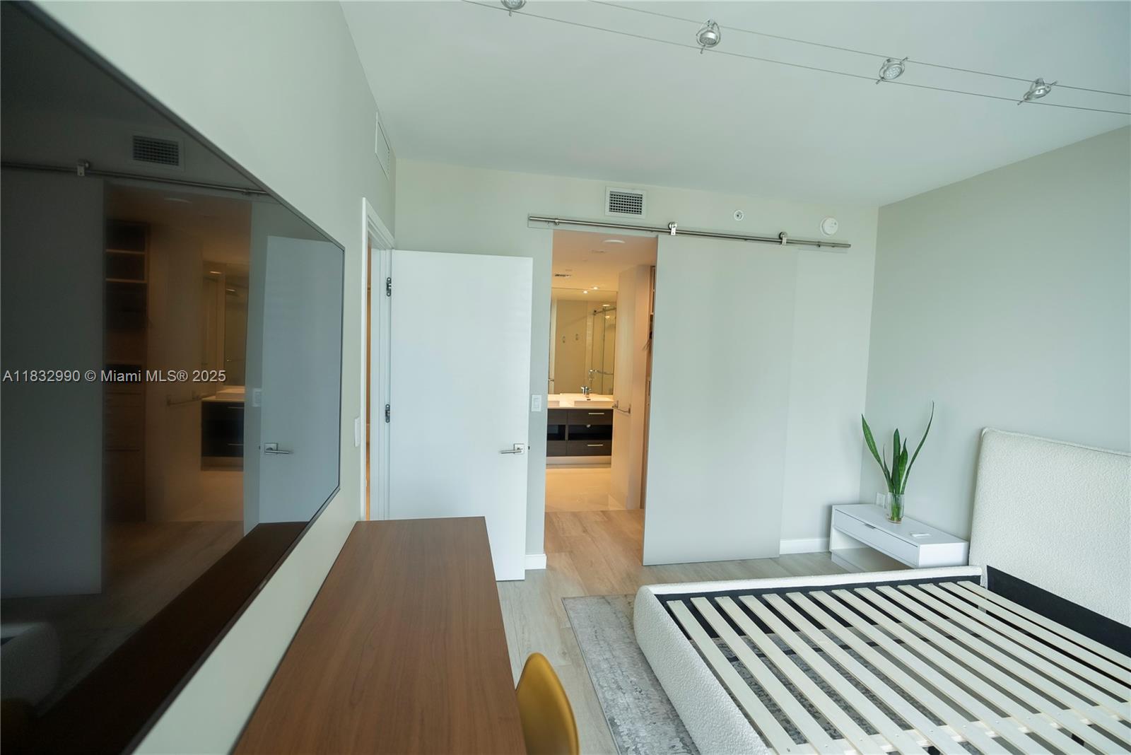 45 SW 9th St #1705, Miami FL 33130