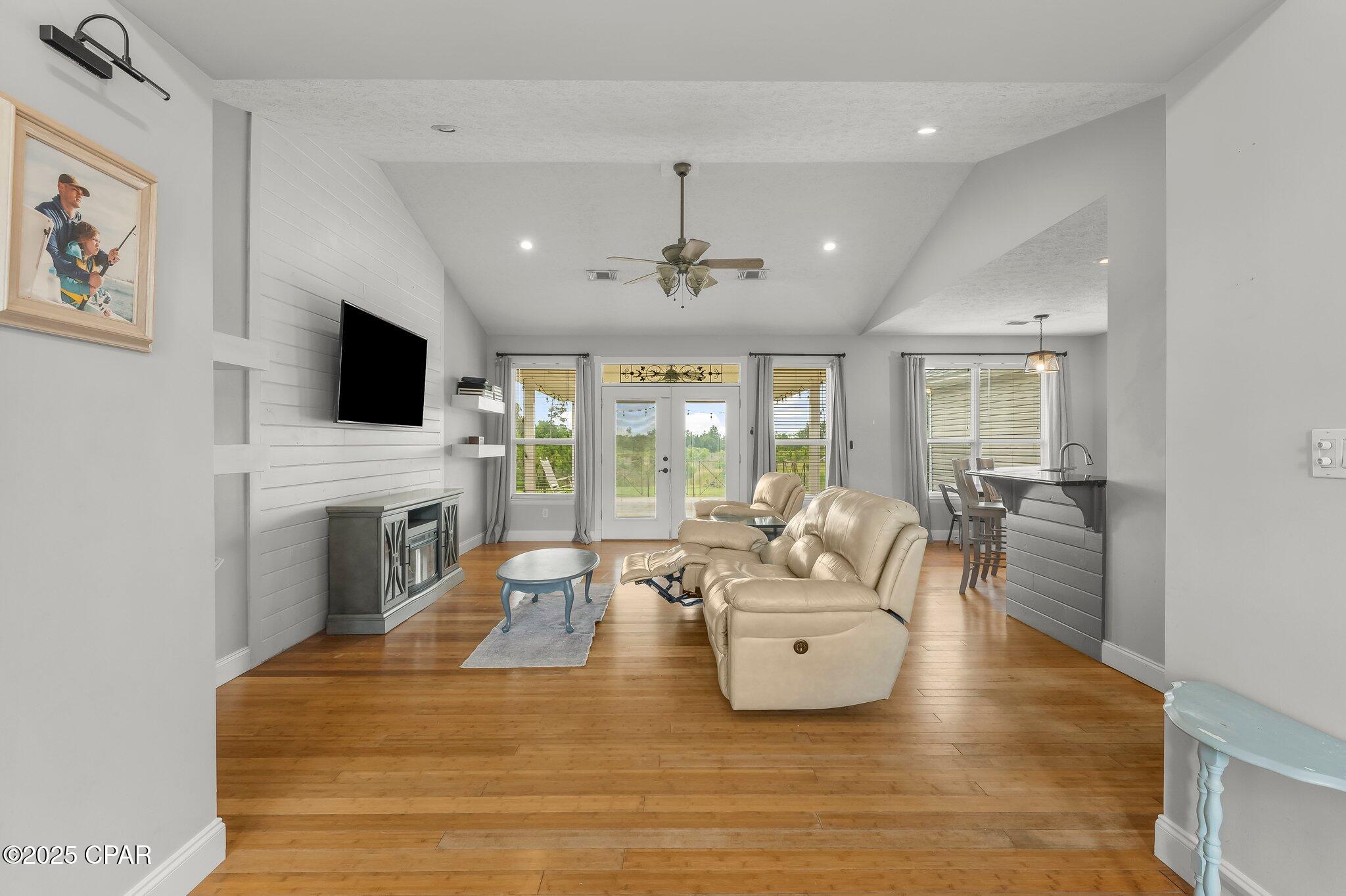 Image 7 For 8618 Wood Circle
