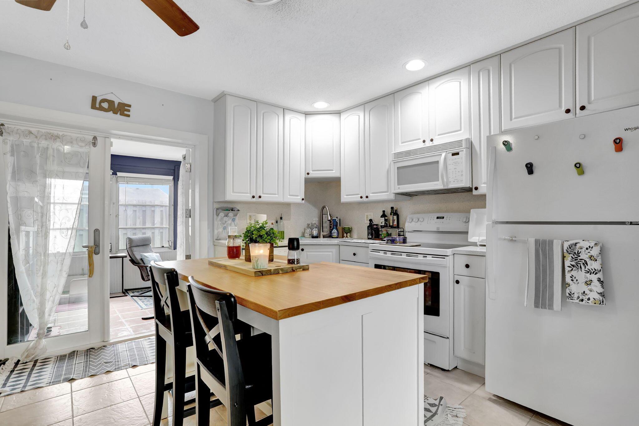Photo 8 of home located at 4902 NW 27 Way, Tamarac FL