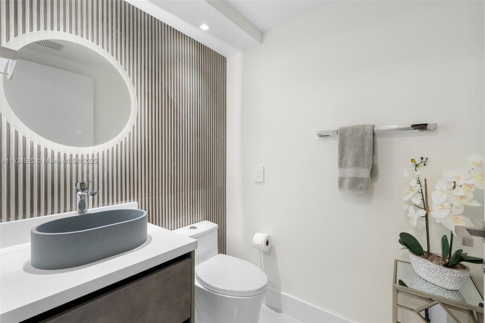 848 Brickell Key Dr #2705, Miami FL 33131