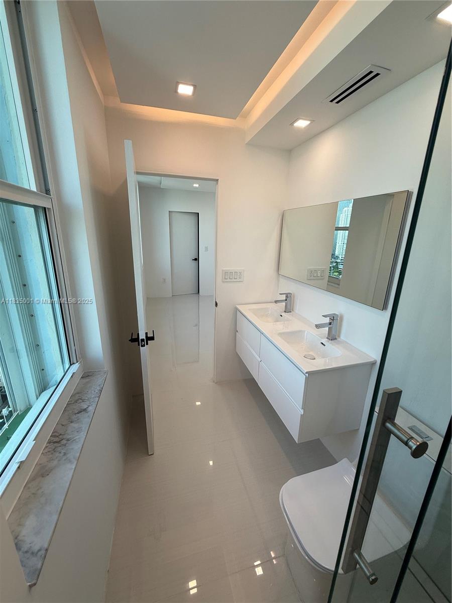 800 Claughton Island Dr #2405, Miami FL 33131