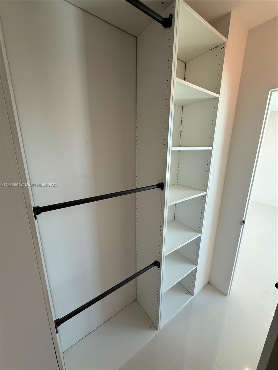 800 Claughton Island Dr #2405, Miami FL 33131