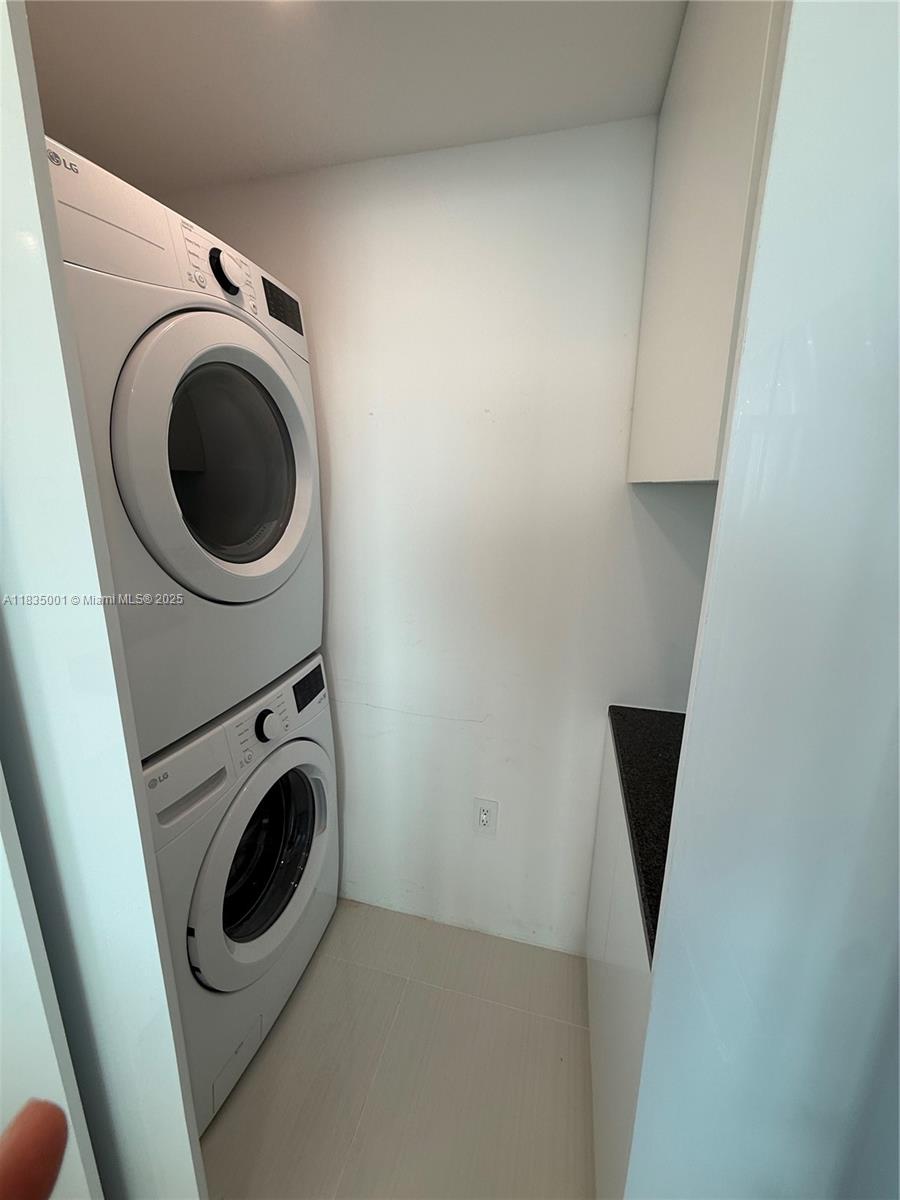 800 Claughton Island Dr #2405, Miami FL 33131