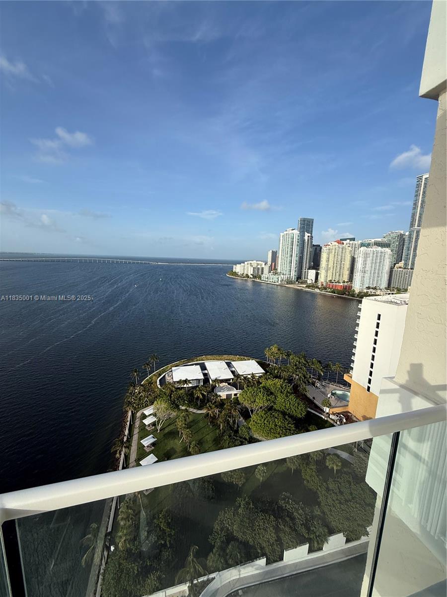800 Claughton Island Dr #2405, Miami FL 33131