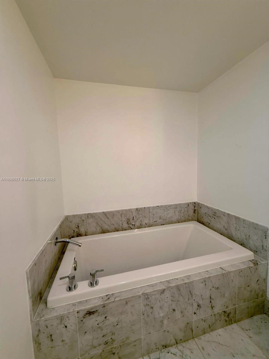 244 Biscayne Blvd #2305, Miami FL 33132