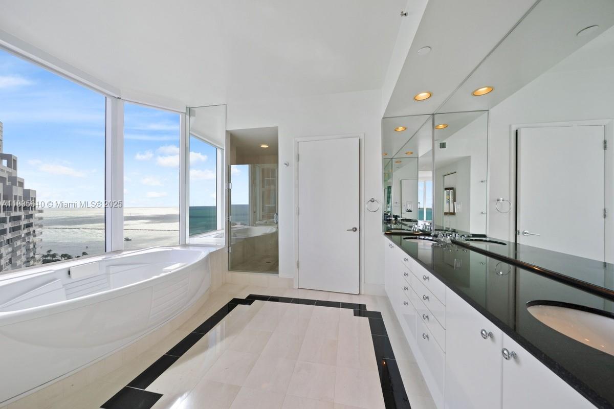 300 S Pointe Dr #2305, Miami Beach FL 33139