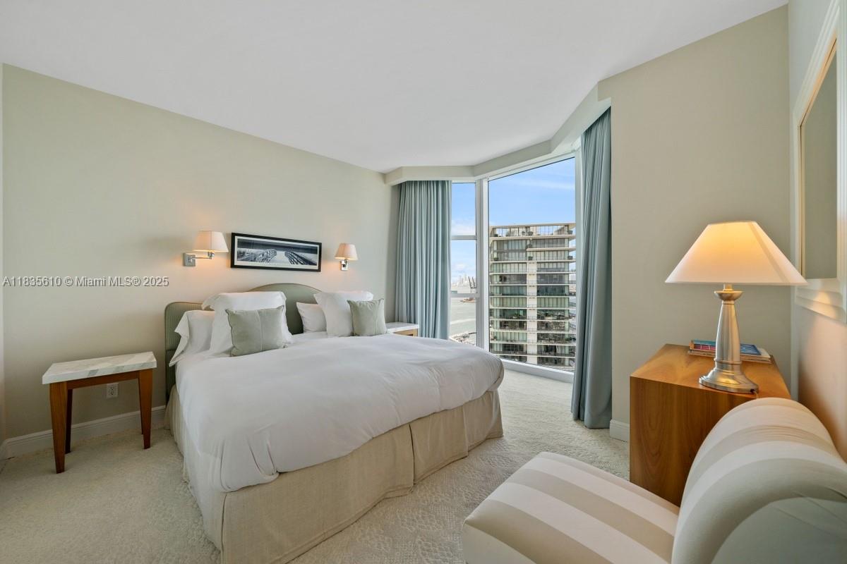 300 S Pointe Dr #2305, Miami Beach FL 33139